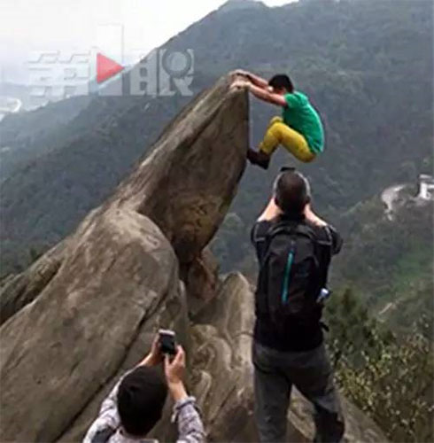 男子山顶摆拍坠崖