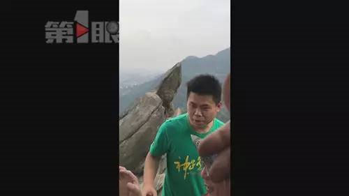 男子山顶摆拍坠崖