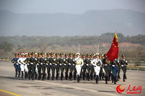 当地时间3月19日，巴基斯坦在首都伊斯兰堡举办了国庆日阅兵仪式彩排，图为中国人民解放军陆海空三军仪仗队首次亮相巴基斯坦；（人民网记者 徐伟摄） 2