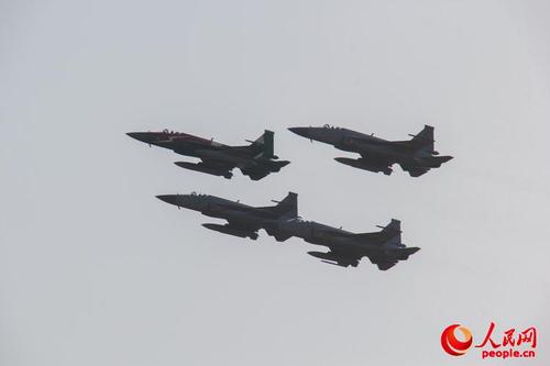 图为巴基斯坦军方战斗机接受检阅（人民网记者 徐伟摄）