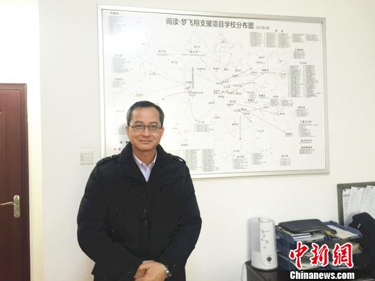 为三百多所小学建立图书室香港教师梁伟明的湖南十年