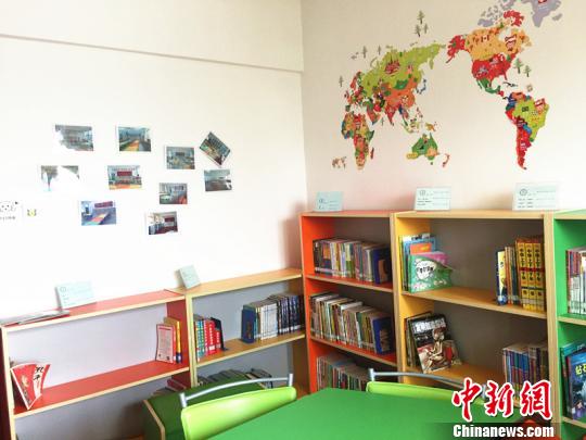 基金会办公室开辟了一块图书角用以向前来考察、培训的学校作展示。　刘着之　摄