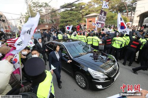 当地时间3月21日，韩国检察厅特别调查本部于21日上午9时30分传唤前总统朴槿惠，对她受贿、滥用职权等嫌疑进行调查，朴槿惠将成为韩国宪政史上第四位被检方传讯的总统。7