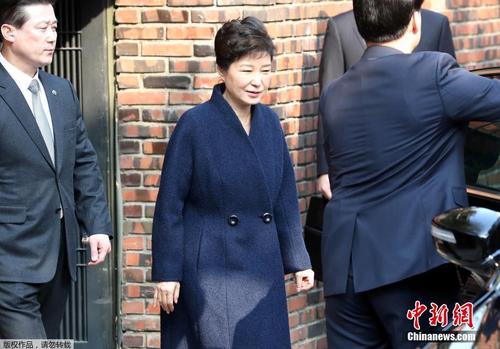 当地时间3月21日，韩国检察厅特别调查本部于21日上午9时30分传唤前总统朴槿惠，对她受贿、滥用职权等嫌疑进行调查，朴槿惠将成为韩国宪政史上第四位被检方传讯的总统。图为朴槿惠在安保人员的保护下离开居住地。9