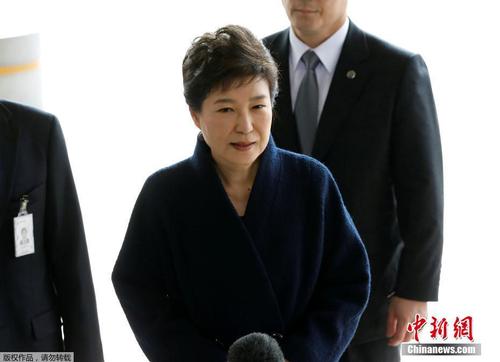 当地时间3月21日，韩国史上第一位遭弹劾下台的总统朴槿惠前往首尔中央地方检察厅接受调查。当天一早，朴槿惠到案，并对韩国国民致歉，承诺将坦白受查。4