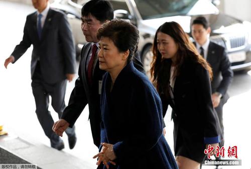韩国检察厅特别调查本部于当地时间3月21日上午9时30分传唤前总统朴槿惠，对她受贿、滥用职权等嫌疑进行调查，朴槿惠将成为韩国宪政史上第四位被检方传讯的总统。图为朴槿惠抵达检察厅。1