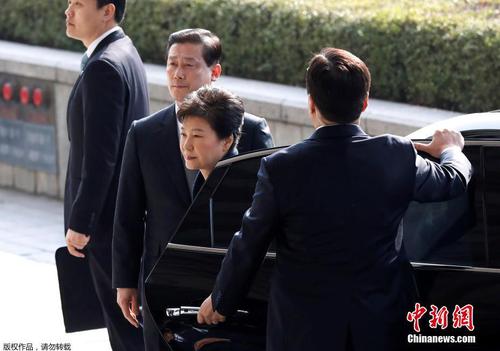 韩国检察厅特别调查本部于当地时间3月21日上午9时30分传唤前总统朴槿惠，对她受贿、滥用职权等嫌疑进行调查，朴槿惠将成为韩国宪政史上第四位被检方传讯的总统。图为朴槿惠抵达检察厅。2