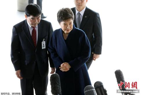 韩国检察厅特别调查本部于当地时间3月21日上午9时30分传唤前总统朴槿惠，对她受贿、滥用职权等嫌疑进行调查，朴槿惠将成为韩国宪政史上第四位被检方传讯的总统。图为朴槿惠抵达检察厅。5