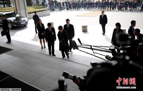 韩国检察厅特别调查本部于当地时间3月21日上午9时30分传唤前总统朴槿惠，对她受贿、滥用职权等嫌疑进行调查，朴槿惠将成为韩国宪政史上第四位被检方传讯的总统。图为朴槿惠抵达检察厅。6