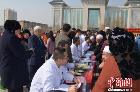 图为2017年甘肃省患者权益维护日主题宣传活动现场。　南如卓玛 摄