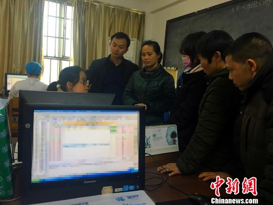 广西白血病女孩寻亲：亲生父母探望亲姐抽血配型