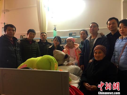 图为杨泽辉一家人的合影。　朱柳融 摄