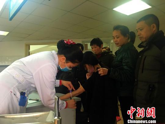 图为护士在给杨泽辉姐姐熊瑶抽血。　朱柳融 摄