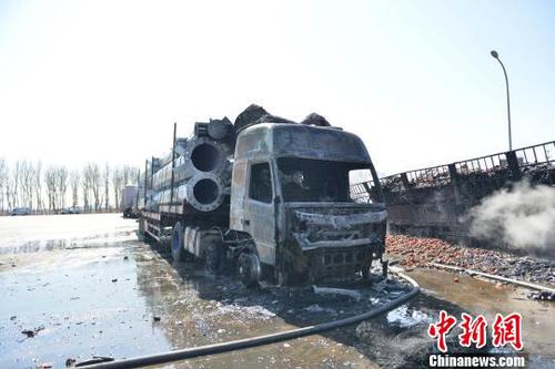 事故导致两人死亡。 钟欣 摄 点击进入下一页