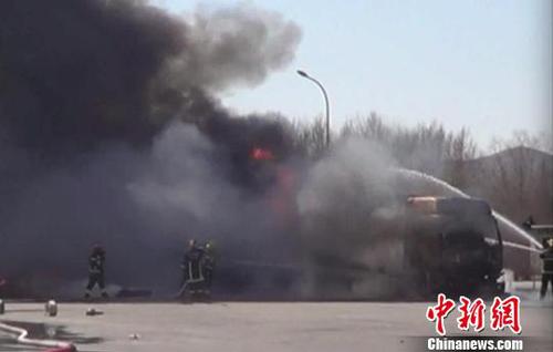 现场火势猛烈。 钟欣 摄 点击进入下一页