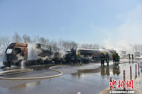 现场火势得到控制。 钟欣 摄 点击进入下一页