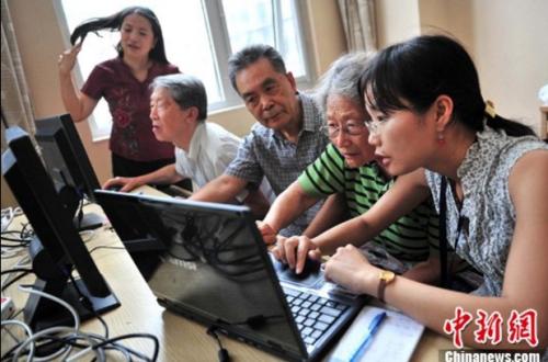资料图：图为志愿者为福利院老人辅导电脑入门知识。<a target='_blank' href='http://www.chinanews.com/'>中新社</a>发 邹宪 摄