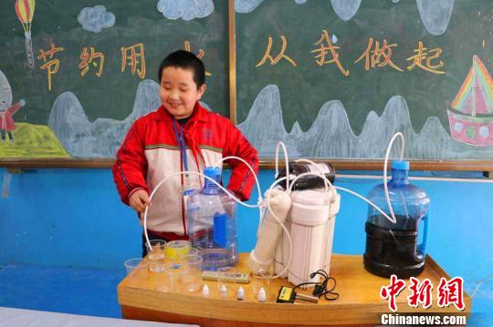 10岁男孩制作“净水神器”：1杯浑浊水几秒变清