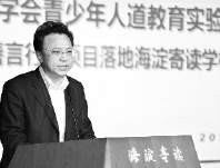 郭长江在人道教育课堂上授课。    本报记者 顾磊 摄