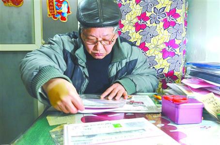  图片说明：每天，老王都会花几个小时的时间整理收藏