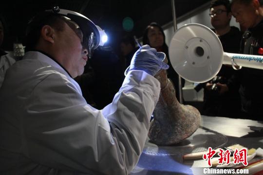 图为《匠心神韵——山东省文物保护修复技艺展》上,山东博物馆的文物修复工作者展示文物修复技艺。 曾洁 摄 图为《匠心神韵——山东省文物保护修复技艺展》上,山东博物馆的文物修复工作者展示文物修复技艺。 曾洁 摄