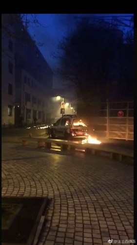 有媒体称，2017年3月27日晚，400多华裔，集聚在巴黎19区警察局门口，他们点燃蜡烛向死者哀悼，抗议法国警方暴力执法。随后抗议人群和警方产生冲突，烧了一辆警车，被打伤、逮捕数人。