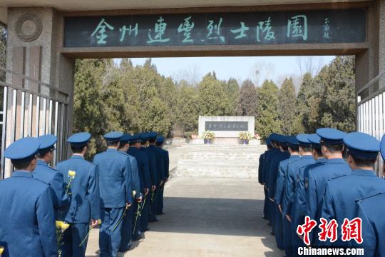 空军官兵接力为69位无名烈士当“后人”