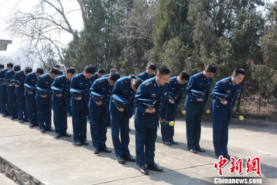 官兵们低头默哀。　杨毅 摄
