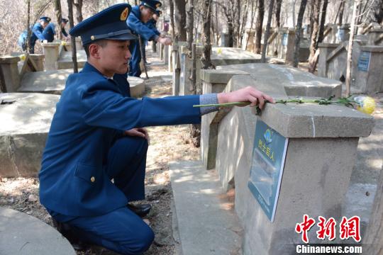69位无名烈士“后人”为烈士献花。　杨毅 摄