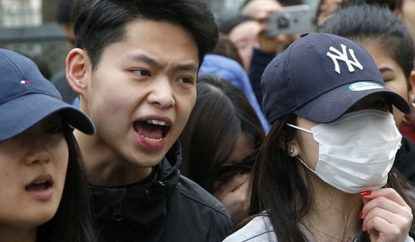 示威从28日白天开始，民众聚集到巴黎19区的警察局外，他们高叫口号，要求警方严惩枪杀中国公民的警员，并释放前一晚被拘捕的示威者。7