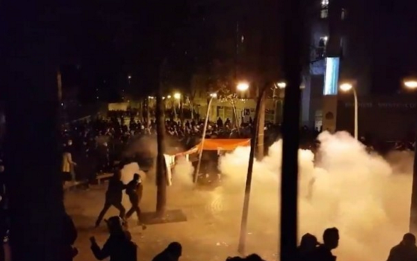 示威原本和平进行，但晚上约11时许，示威人群中有人向警方发射疑为烟花或爆竹的物品，并发生爆炸及巨响。警方随即向示威者发射催泪弹，试图驱散人群，而民众则向警方投掷杂物还击。4
