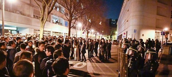 中国驻法国大使馆28日表示，高度重视日前旅法中国公民与警察冲突遭击毙事件，第一时间向法方了解情况，向死者家属提供帮助，并要求法方采取切实有效措施，保障在法中国公民安全与合法权益。而当天再有华人在警察局外示威。5