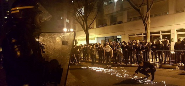 大约150名“亚裔社区成员”27日晚聚集在首都巴黎东北部的一警察局门前示威。6