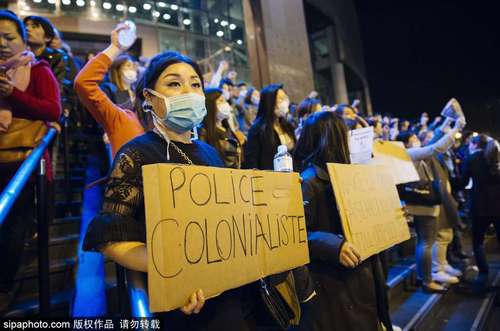 当地时间2017年3月30日，法国巴黎，华人华侨聚集在巴士底歌剧院前悼念遭枪杀华人刘绍友。当地时间26日晚，旅法中国公民刘绍友在家中杀鱼时，被破门而入的法国警察枪杀。 图片来源：sipa