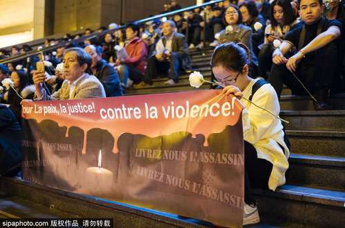 图为华人华侨举起条幅表达对法国警察杀害无辜华人的抗议，表达对暴力的反对。 图片来源：sipa