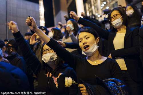 图为正在抗议的华人华侨。 图片来源：sipa