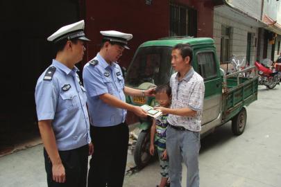 交警送来新驾照和捐款。（交警供图）