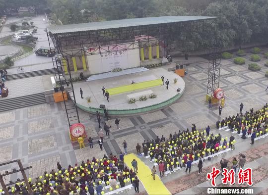 图为重庆市举行2017年百姓清明公祭活动。　钟欣 摄