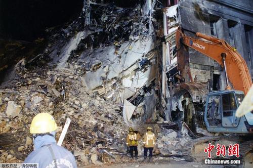 2001年9月11日，美国航空公司77号航班撞上五角大楼时，造成189人死亡，当时恐怖分子也驾驶飞机飞往纽约世贸中心。在五角大楼去世的189人中，有125人在华盛顿哥伦比亚特区的白宫附近工作。