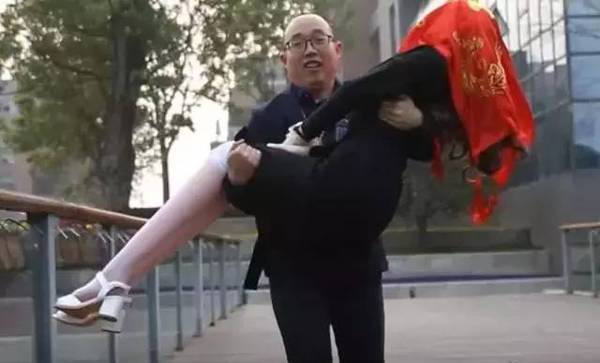 浙大硕士和充气娃娃结婚 这场婚礼合法吗？（组图）