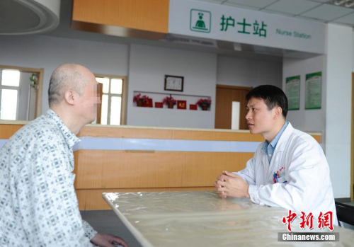 资料图:精神障碍患者与医务人员交流。张瑶 摄 资料图:精神障碍患者与医务人员交流。张瑶 摄
