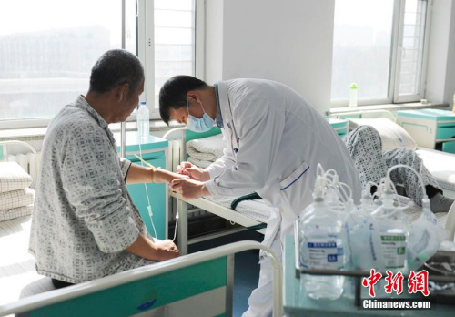 资料图:医务人员为精神障碍患者治疗。张瑶 摄 资料图:医务人员为精神障碍患者治疗。张瑶 摄