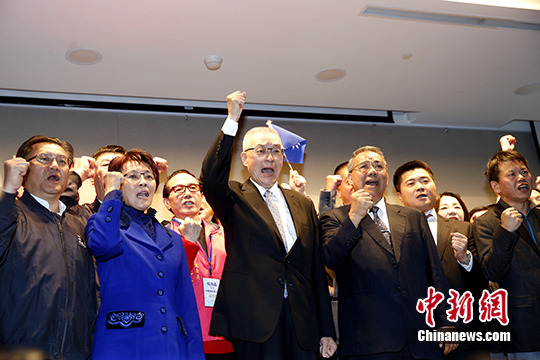 资料图：1月9日，台湾当局前副领导人、中国国民党前副主席吴敦义（中）在台北召开记者会，宣布参选中国国民党主席。<a target='_blank' href='http://www.chinanews.com/'>中新社</a>记者 陈小愿 摄