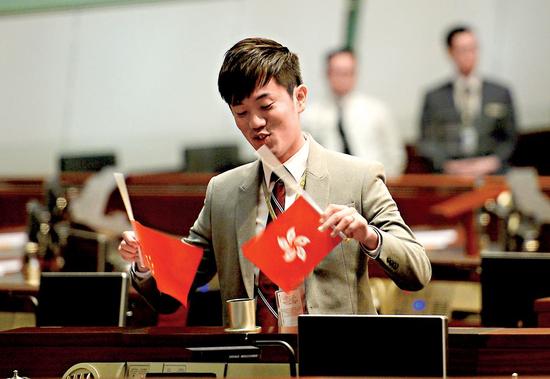 “港独”议员郑松泰倒插国旗区旗 遭警方落案起诉