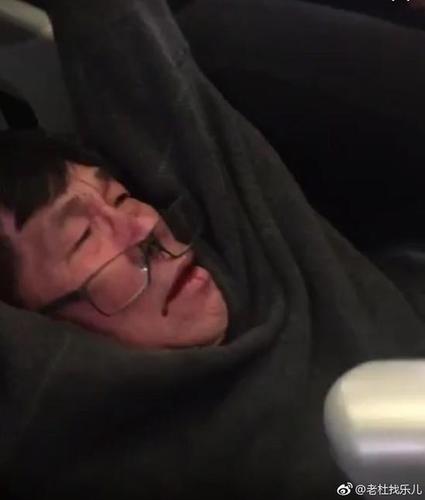 网友曝美联航赶客事件：华人乘客被强行拖离飞机