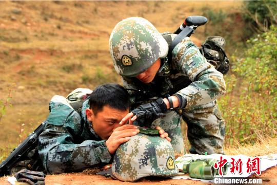 赛前训练阶段，队员使用指北针进行方位标定。　程烨 摄