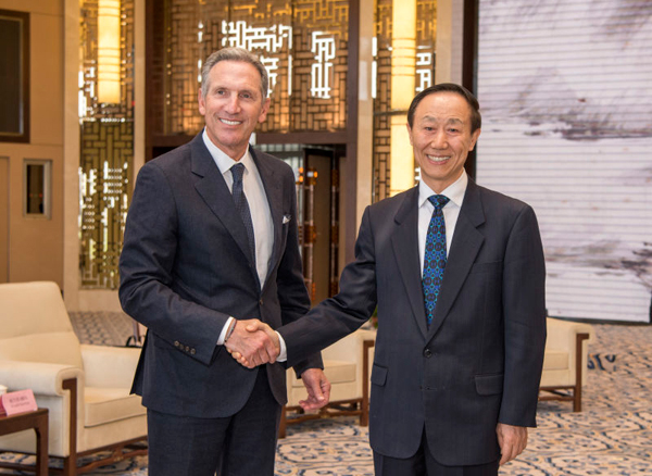 全国政协副主席、中国宋庆龄基金会主席王家瑞（右）会见星巴克咖啡公司董事会执行主席霍华德·舒尔茨（左）