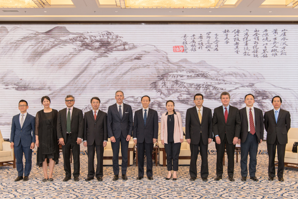 参加会见的领导和嘉宾合影