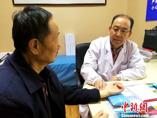 青海省西宁市城北区朝阳社区卫生服务中心为病患提供中医服务。　张添福 摄
