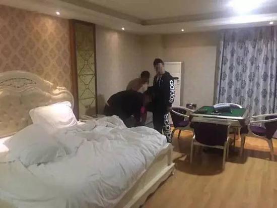 揭招嫖团伙老大生活：在浙江住车库 在老家住豪宅